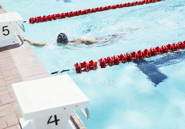 Schwimmerin berührt Beckenrand — Stockfoto