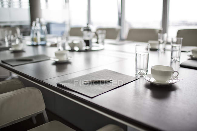 Tisch für Treffen im Amt gedeckt — Stockfoto