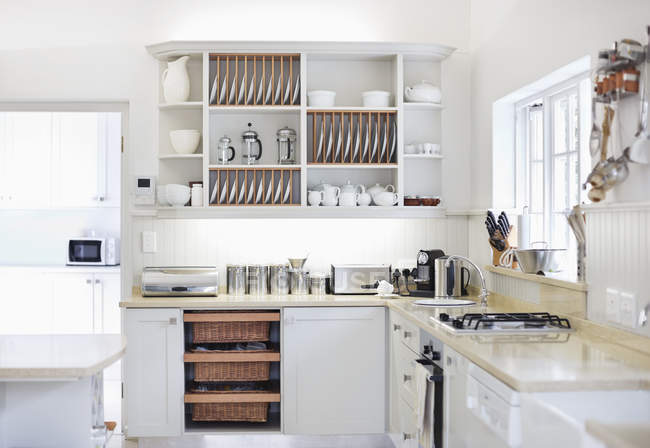 Bancadas na cozinha moderna — Fotografia de Stock