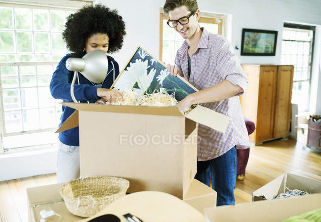 Casal desempacotar caixas em nova casa — Fotografia de Stock