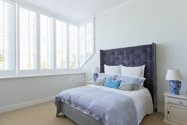 Bed in luxury bedroom during daytime — Stock Photo