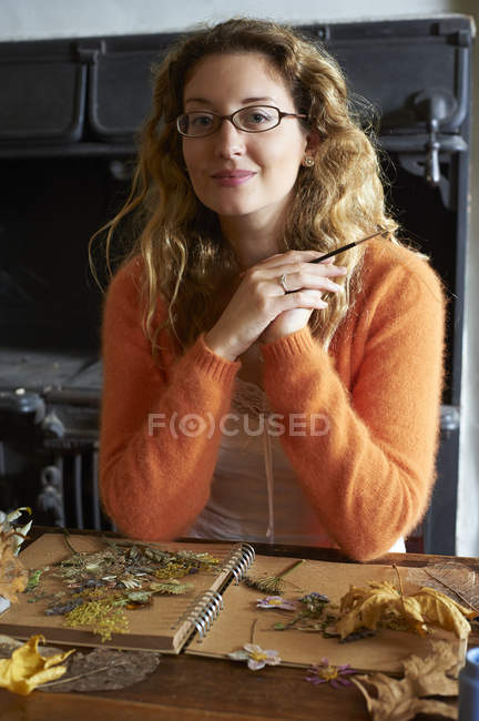 Woman decorating dried herbs and flowers — Stock Photo