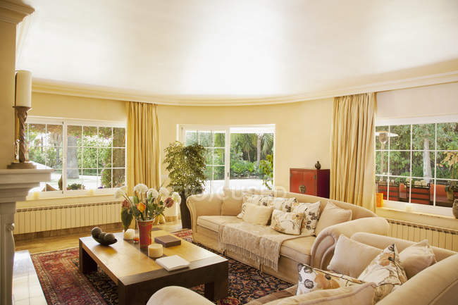 Luxury livingroom indoors during daytime — Stock Photo