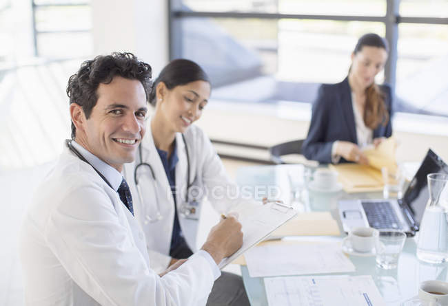 Ritratto di medico sorridente in riunione — Foto stock