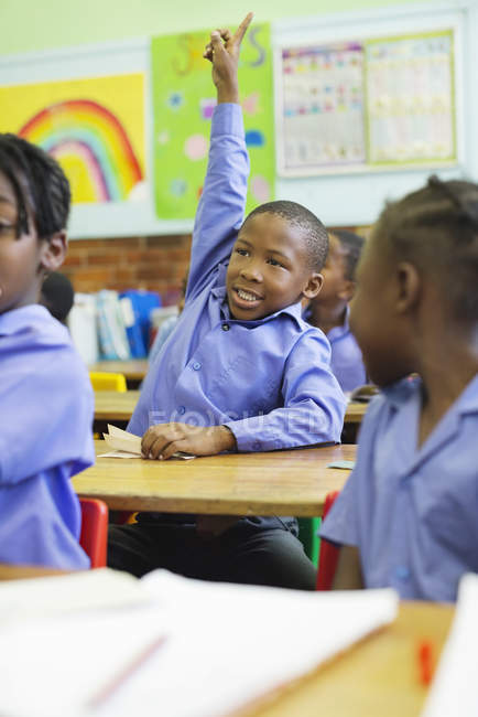 Studente afroamericano alzando la mano in classe — Foto stock