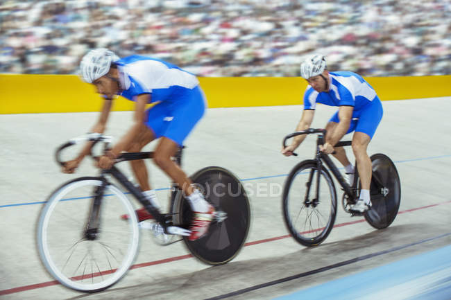 Ciclistas de pista no velódromo — Fotografia de Stock