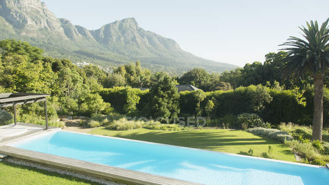 Luxus-Pool mit Blick auf die Berge — Stockfoto
