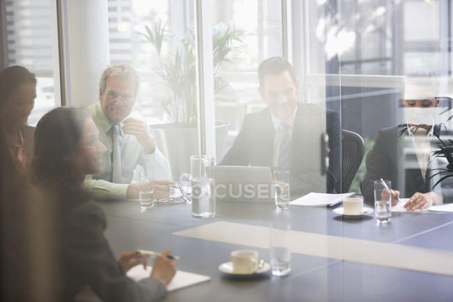 Ділові люди зустрічаються в конференц-залі в сучасному офісі — стокове фото