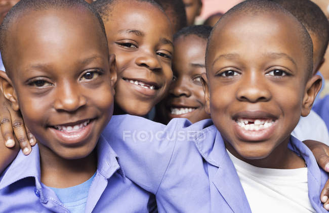 Estudiantes afroamericanos sonriendo juntos - foto de stock