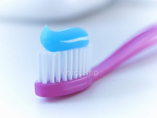 Закрыть зубную щетку зубной пастой — стоковое фото