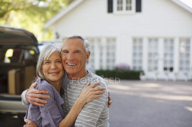 Lächelndes älteres Paar, das sich draußen umarmt — Stockfoto