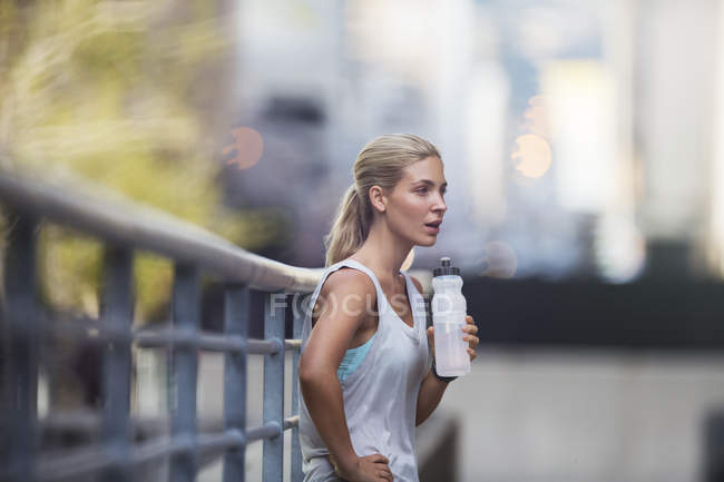 Frau rastet nach Sport auf Stadtstraße aus — Stockfoto