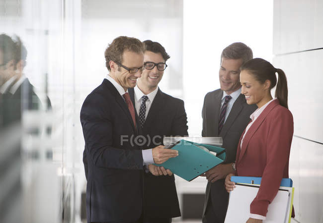 Geschäftsleute unterhalten sich im Flur eines modernen Büros — Stockfoto