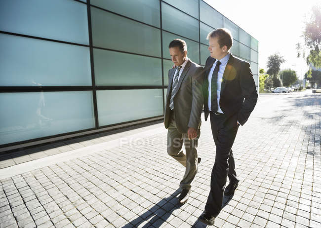 Empresários felizes andando na rua da cidade — Fotografia de Stock