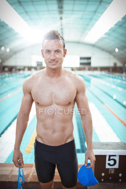 Nadador de pie junto a la piscina - foto de stock