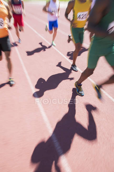 Les coureurs qui courent en piste pendant la journée — Photo de stock