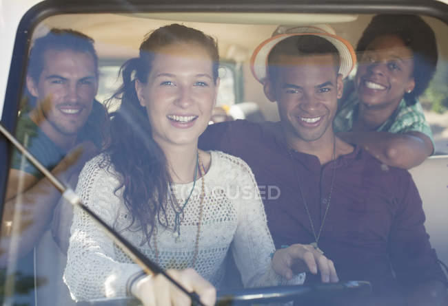 Amici che cavalcano in furgone durante il giorno — Foto stock