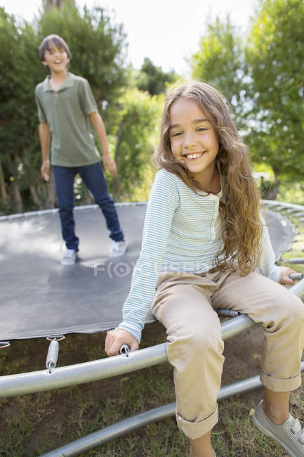 Niños sonriendo en el trampolín - foto de stock