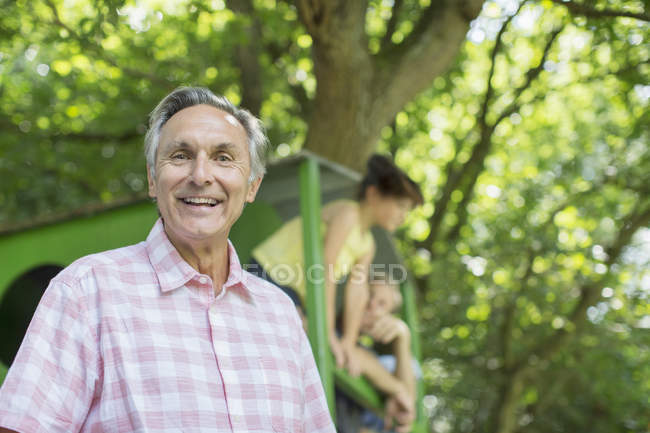 Счастливый пожилой человек улыбается на улице — стоковое фото