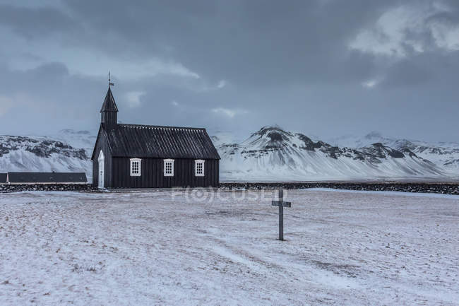 Kirche und Friedhof in verschneiter, abgelegener Berglandschaft, Budir, Snaefellsnes, Island — Stockfoto