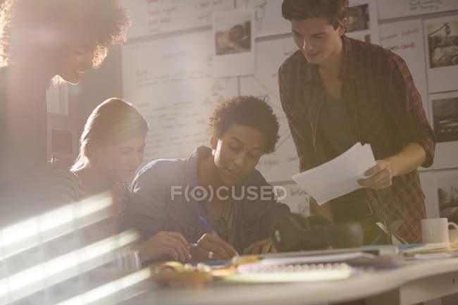 Les gens d'affaires en réunion dans un bureau moderne — Photo de stock