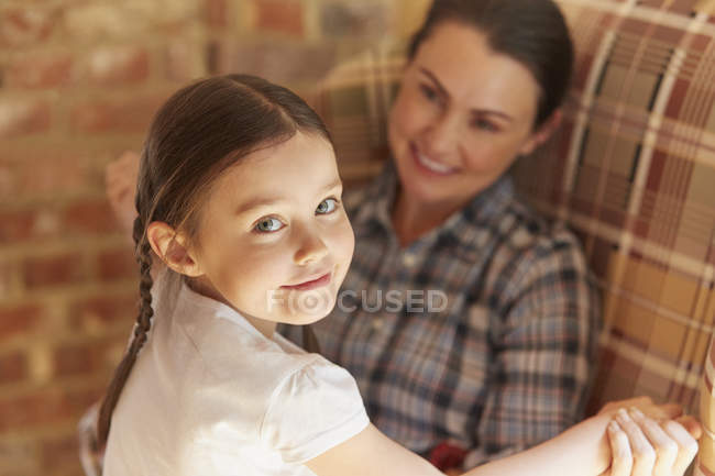 Портрет улыбающейся девушки, держащейся за руки с матерью — стоковое фото