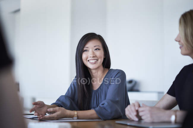 Mujer de negocios sonriente en reunión - foto de stock