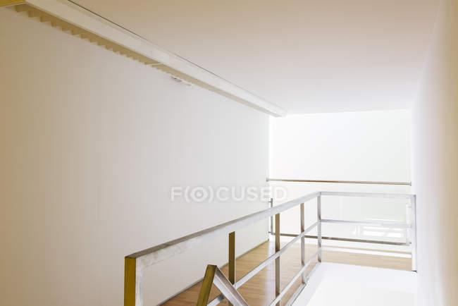 Geländer und Korridor im Büro — Stockfoto