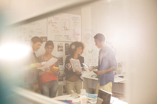 Gente de negocios hablando en reunión en la oficina moderna - foto de stock