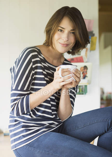 Porträt lächelnde brünette Frau beim Kaffeetrinken — Stockfoto