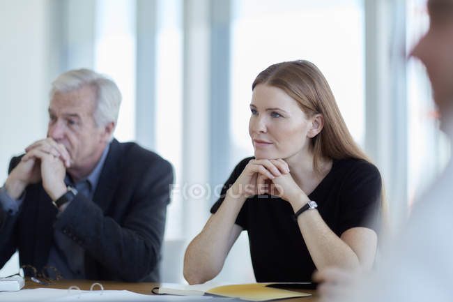 Gente de negocios atenta escuchando en la reunión - foto de stock