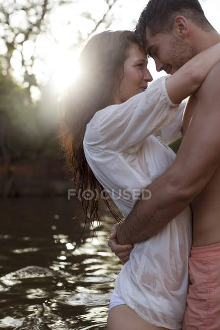 Coppia abbracci in riva al fiume — Foto stock