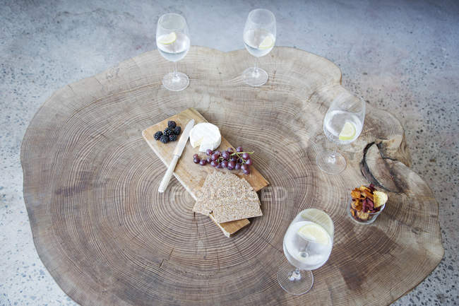 Fruits, fromage et vin sur table en bois rond — Photo de stock