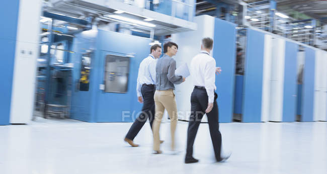 Trabalhadores andando na fábrica — Fotografia de Stock