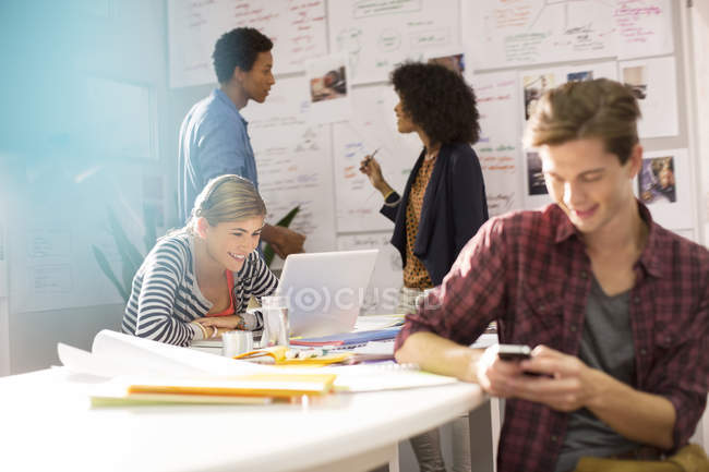 Geschäftsleute, die in modernen Büros arbeiten — Stockfoto
