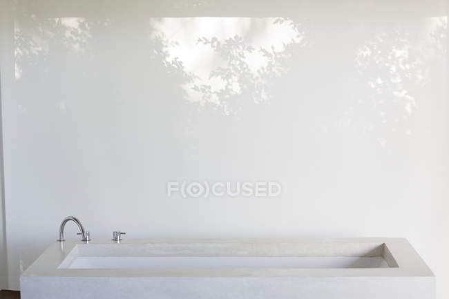 Banheira em banheiro moderno dentro de casa de banho — Fotografia de Stock