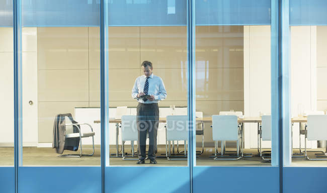 Бізнесмен стоїть в конференц залі — стокове фото