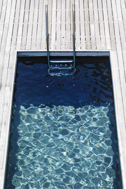 Деревянная палуба и современный бассейн — стоковое фото