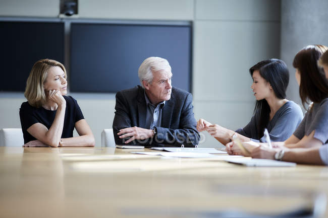 Gli uomini d'affari si riuniscono in sala conferenze — Foto stock