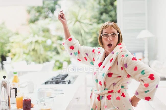Портрет грайливої зрілої жінки в лазні танцює на кухні — стокове фото