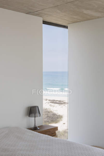 Сучасна спальня з красивим видом на океан — стокове фото