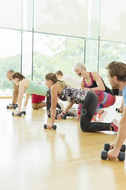 Istruttore di fitness guida donna in classe di esercizio — Foto stock