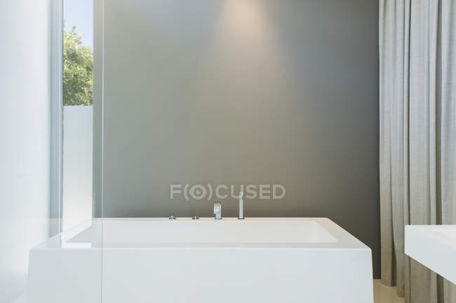 Vasca da bagno bianca in bagno moderno interno — Foto stock