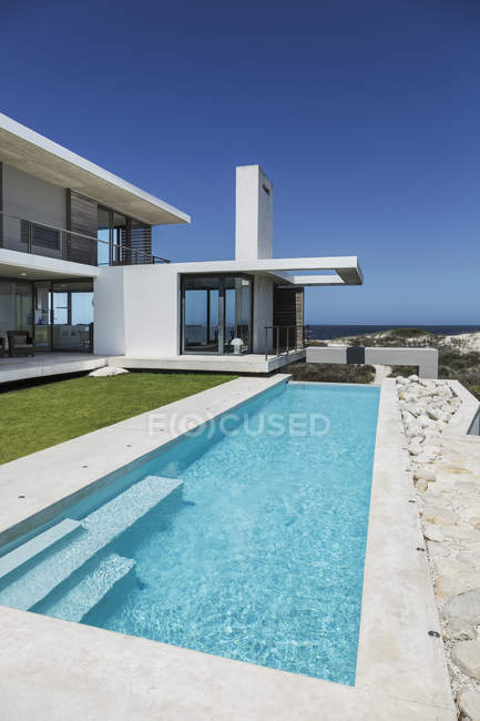 Lap piscina e prato esterno casa moderna — Foto stock
