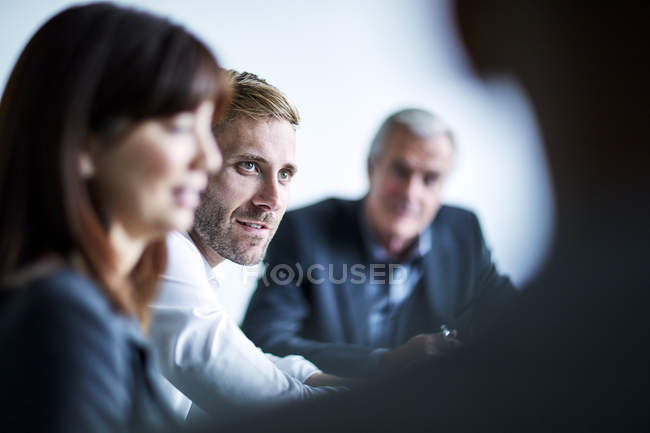 Бизнесмен слушает на совещании — стоковое фото