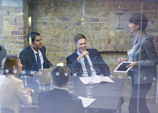 Empresária levando reunião na sala de conferências — Fotografia de Stock