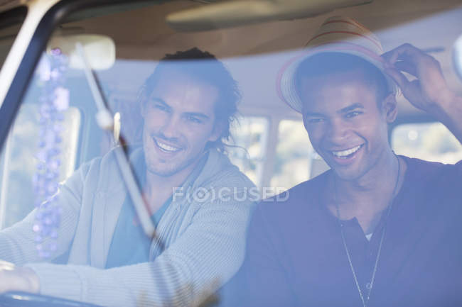 Homens sorrindo em van campista — Fotografia de Stock