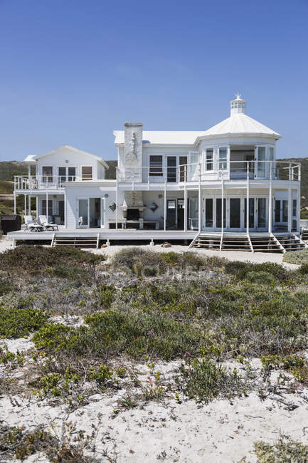 Мальовничий вид на фасад розкішного пляжного будинку — стокове фото
