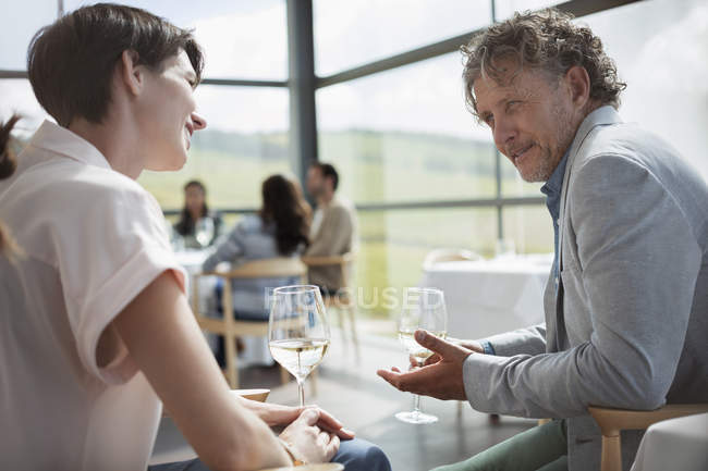 Casal beber vinho e falar no restaurante — Fotografia de Stock