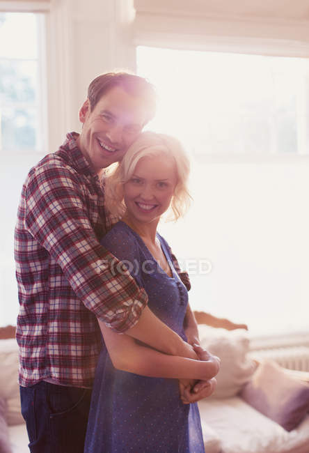 Portrait couple souriant étreinte — Photo de stock